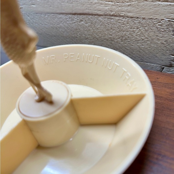 PLANTERS PEANUTS, MR PEANUT, TAN, PLASTIC, PEANUT TRAY. ROUND DIVIDED TRAY. - Picture 3 of 8